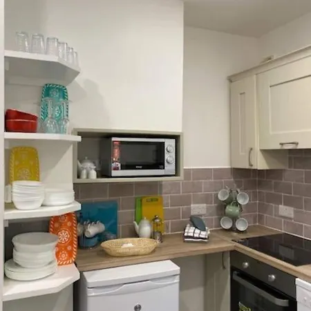 Location, Location - Modern 2 Bed In * קיל איירן